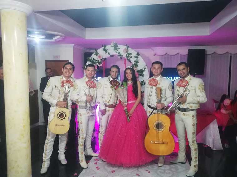 Mariachi juvenil acompañando a una quinceañera en su fiesta de quince años en Bogotá